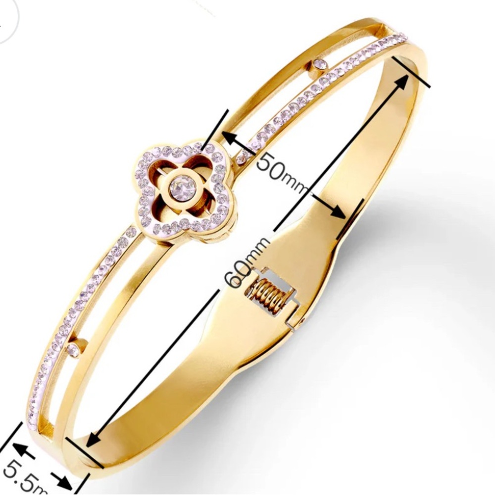 Elegant Gold Floral Bracelet